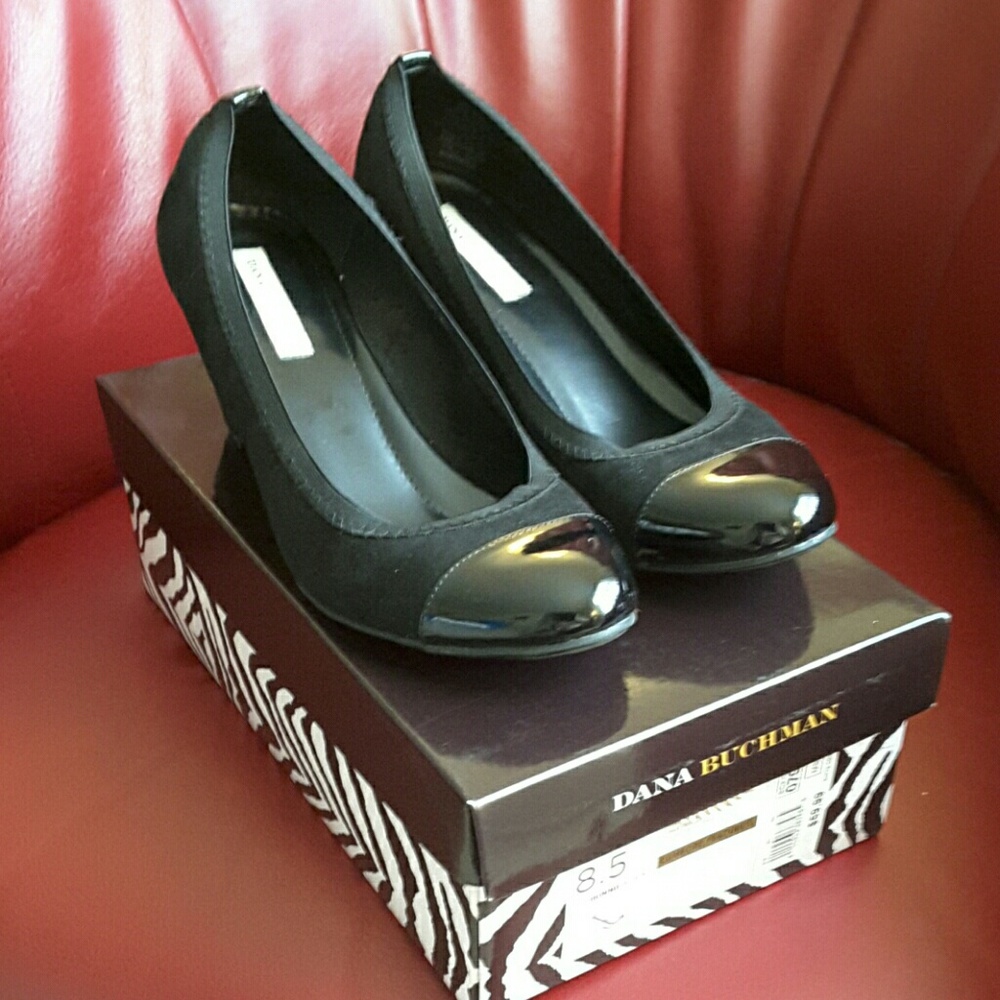 Dana Buchman Black wedge 8.5 med.